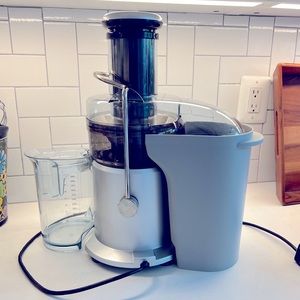 Breville Juicer! Excellent condition. All parts included.